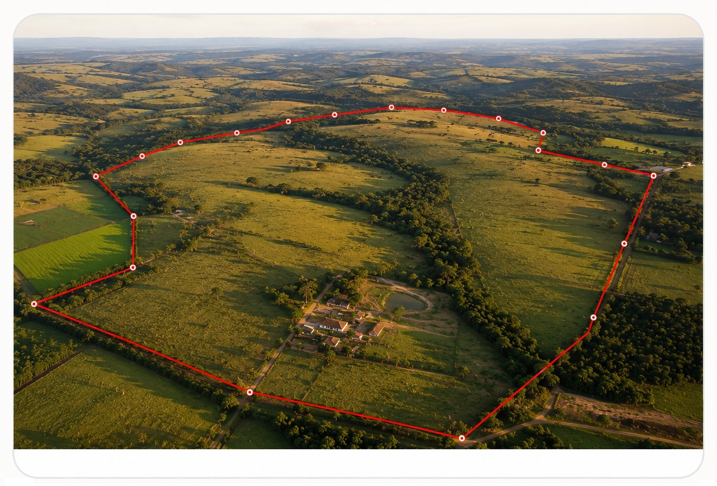 Vista aérea de propriedade rural com perímetro georreferenciado